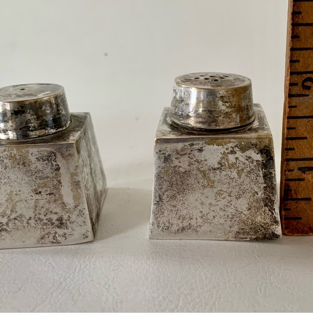 Vintage metal salt and pepper shakers 2” - Picture 9 of 9